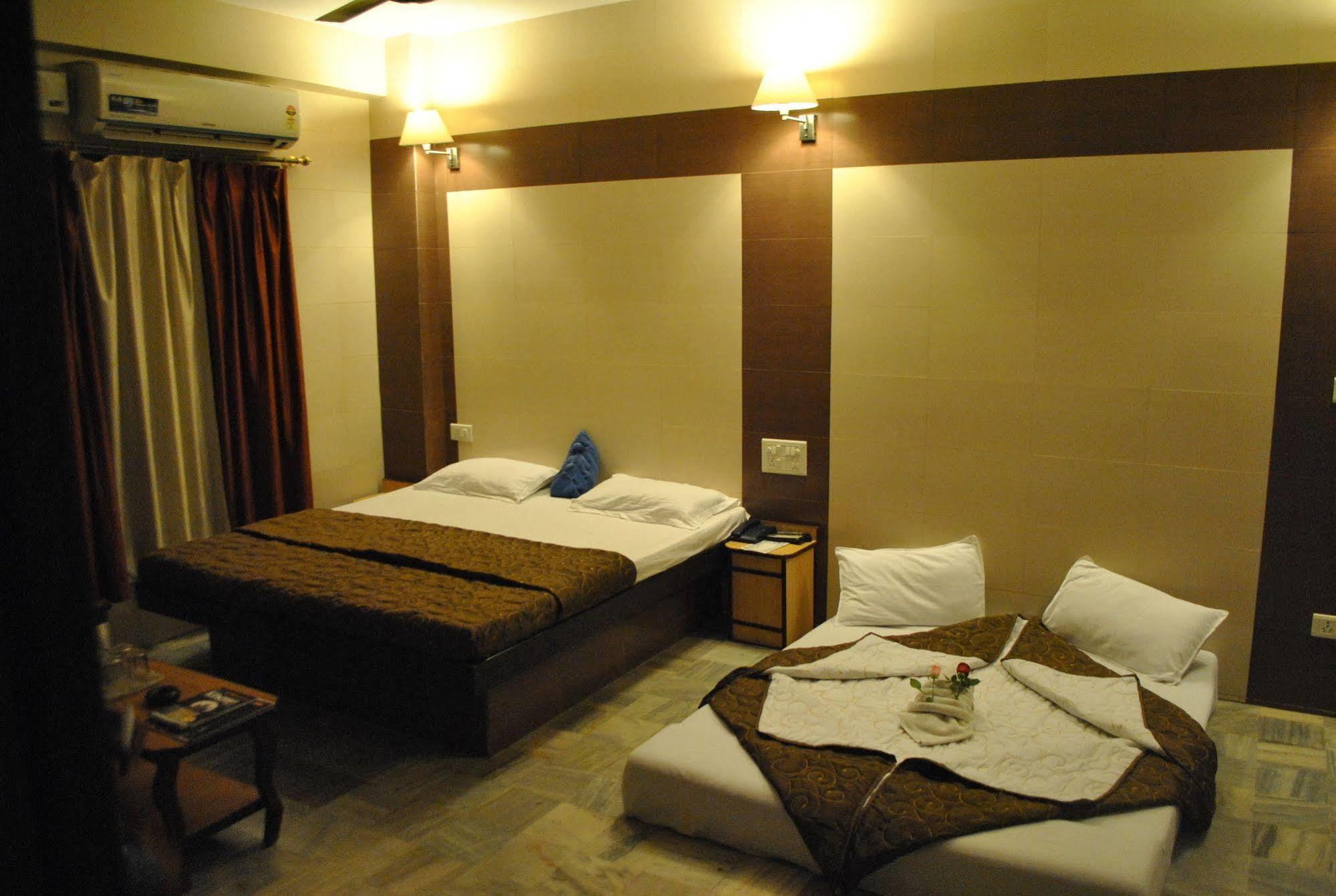 Hotel Golden Deluxe Jaipur Buitenkant foto